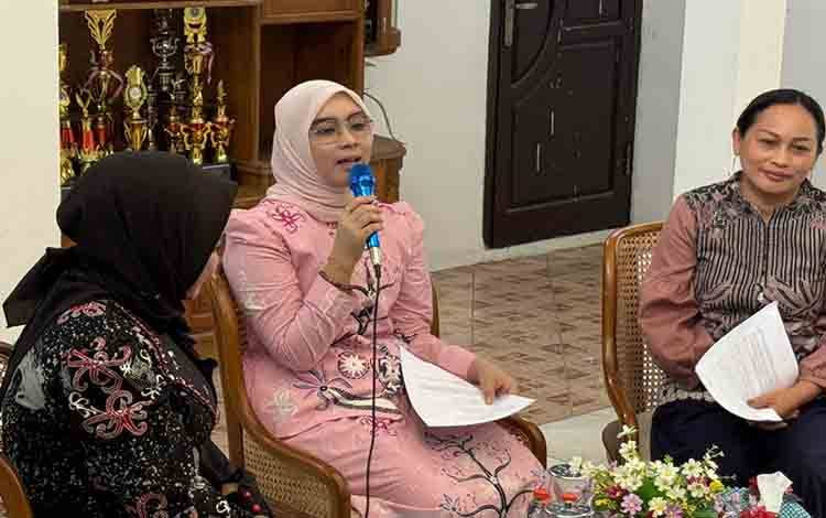 Pengurus TP PKK Lamandau Asah Keterampilan Merias dalam Pertemuan Rutin