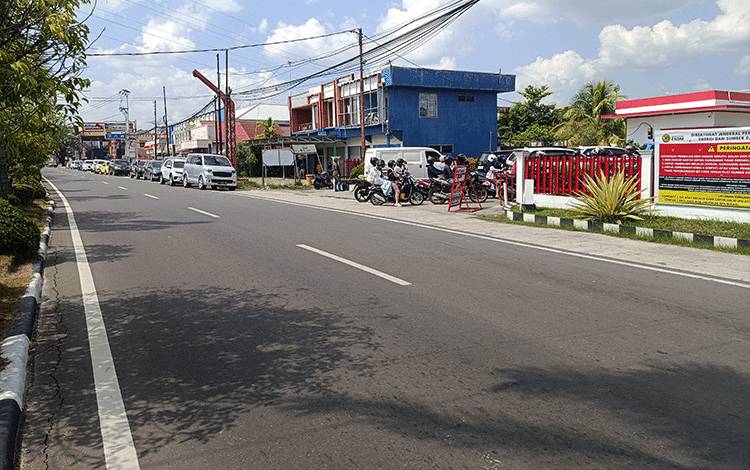 Antrean Panjang BBM Mengular Lagi di SPBU Jalan Pemuda Kuala Kapuas