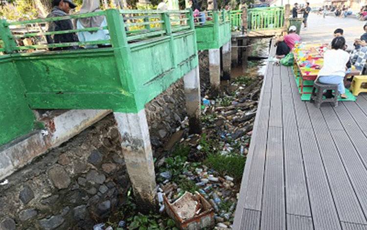 Di Balik Cantiknya Dermaga KP3 Kapuas, Sampah Mengapung Nodai Keindahan Ruang Publik