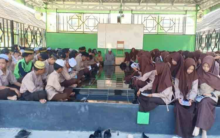 Inovasi Pembiasaan Karakter, MTsN 2 Kapuas Rutin Tradisikan Lantunan Selawat Burdah Setiap Jumat