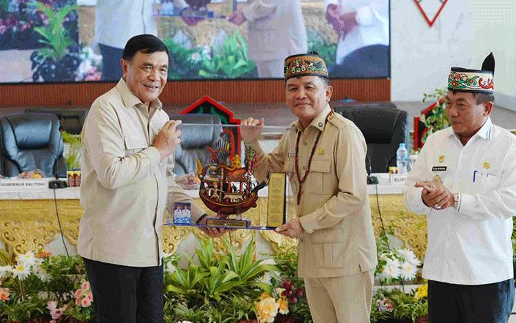 Menko Polkam Tekankan Penanganan Terpadu Karhutla dan Isu Strategis saat Kunjungi Kapuas