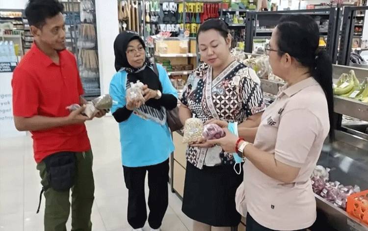 Distanketpang Palangka Raya Lakukan Pembinaan dan Pengawasan Keamanan Pangan