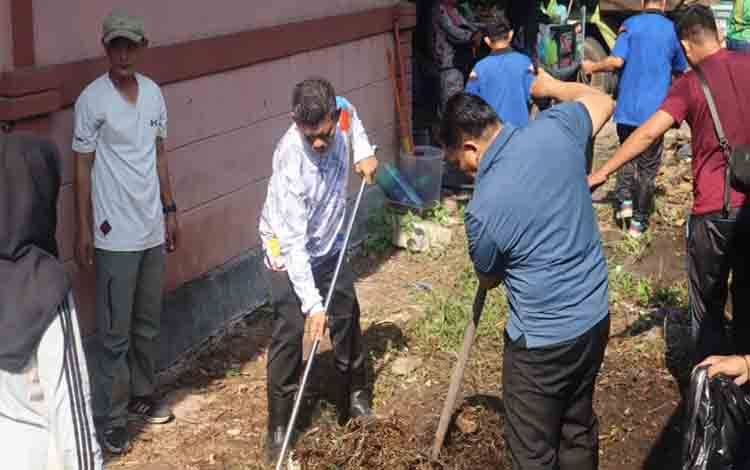Jaga Wajah Kota Kasongan, Wabup Firdaus Pimpin Aksi Gotong Royong ASN