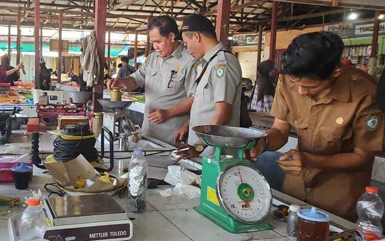 DKUPP Kotim Pastikan Tak Ada Kecurangan Timbangan Pedagang, Mayoritas Hanya Perlu Perawatan