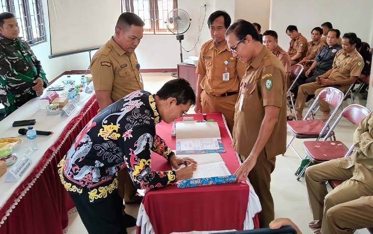 Camat Antang Kalang Kotim Resmi Berganti
