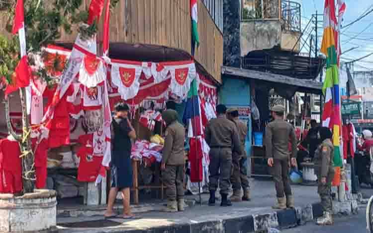 Jelang HUT RI, Satpol PP Kobar Tertibkan Pedagang Bendera di Pangkalan Bun