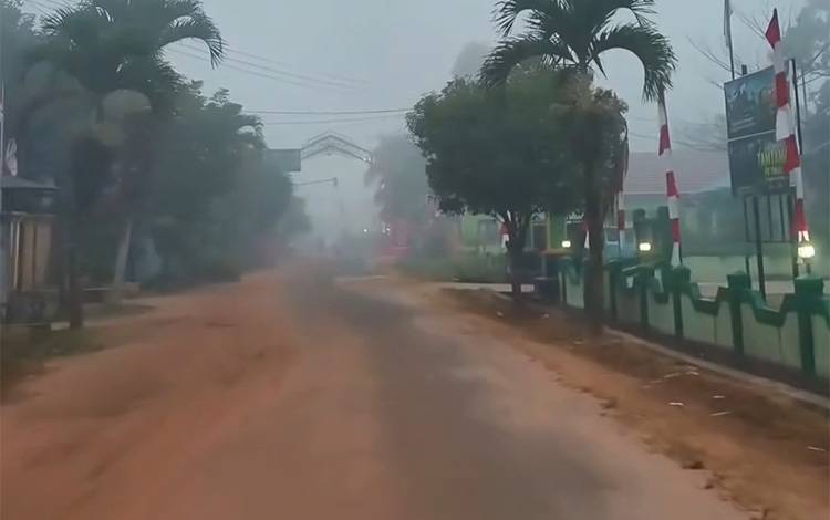 Kabut Asap juga Selimuti Kota Besi, Warga Keluhkan Bau Menyengat dan Jarak Pandang Terbatas