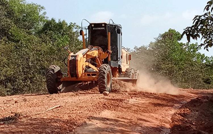 Dinas PUPR Perkim Bartim Tuntaskan Perbaikan Akses Jalur Alternatif Tangkan-Bentot