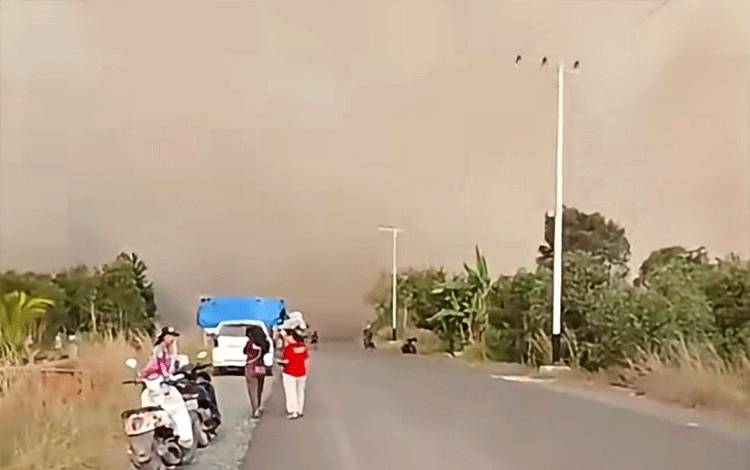 Asap Tebal Karhutla Tutpi Jalan di Pangayuan Liang Anggang