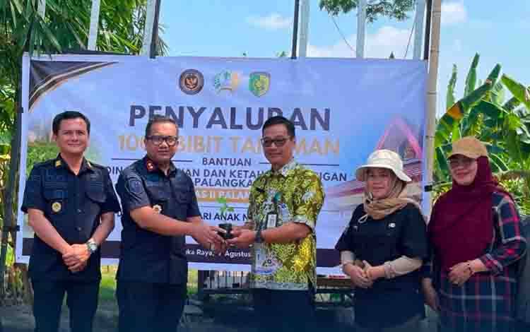Distanketpang Serahkan 1.000 Bibit Hortikultura ke LPKA Palangka Raya