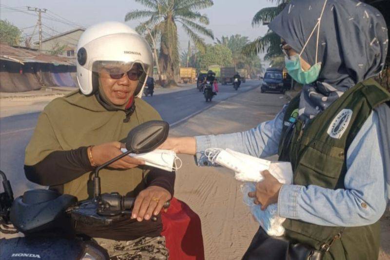 Di Tengah Kabut Asap Sampit, Masker Gratis Jadi Pelindung Warga dari Ancaman ISPA