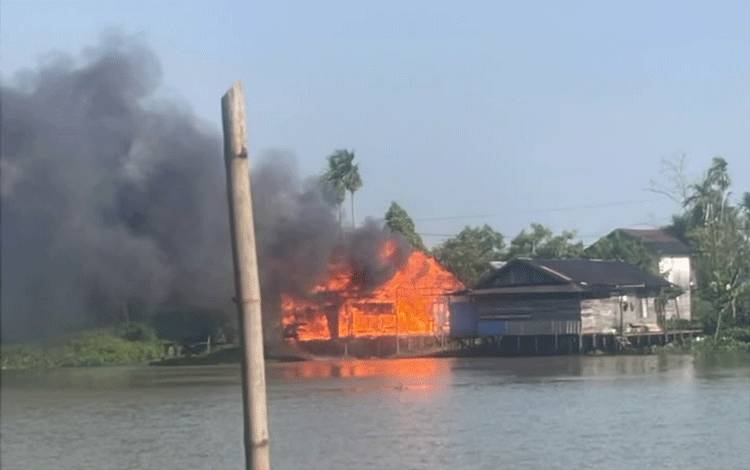 Rumah Warga di Bantaran Sungai Martapura Lok Baintan Ludes Terbakar