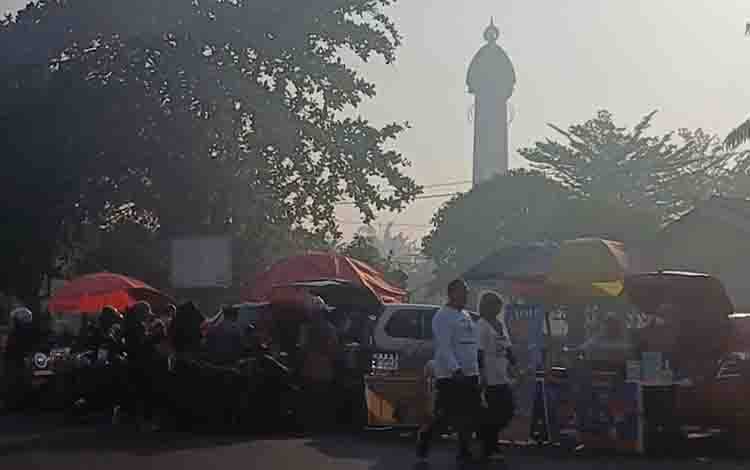 Warga Sampit Tetap Beraktivitas di Tengah Kabut Asap yang Sebabkan Jarak Pandang dan Kualitas Udara Menurun