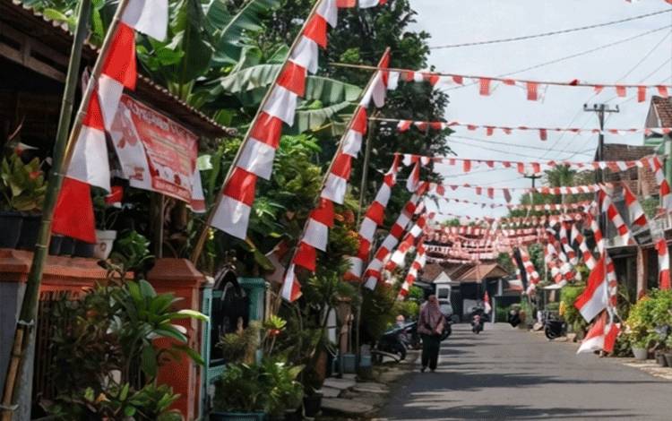 Pihak Kecamatan Mentawa Baru Ketapang Sisir Jalan Protokol Imbau Warga Pasang Bendera