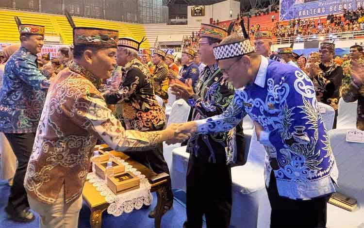 Atasi Blankspot, Pemprov Kalteng Serahkan Bantuan Starlink untuk Seruyan