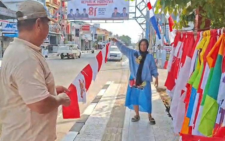 Pedagang Bendera Dadakan di Sampit Raup Omzet hingga Rp1,5 Juta Sehari
