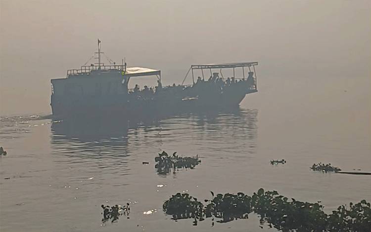 Kabut Asap Membuat Pengemudi Kelotok di Sungai Mentaya Harus Ekstra Waspada