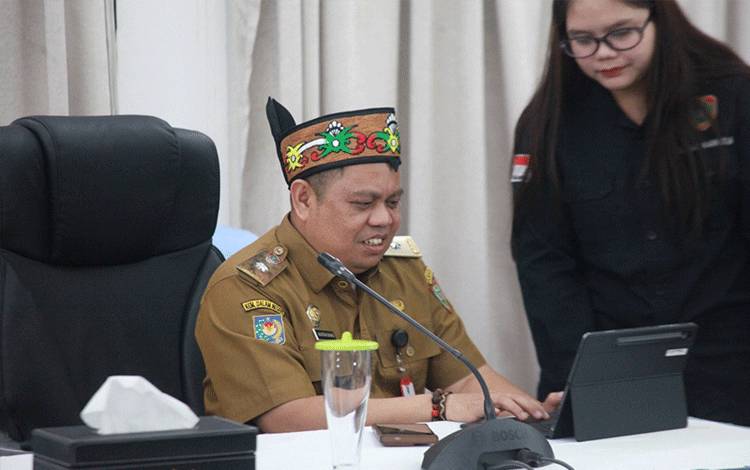 Gubernur Kalteng Pantau Karhutla Secara Langsung dan Real Time di Posko Istana Isen Mulang
