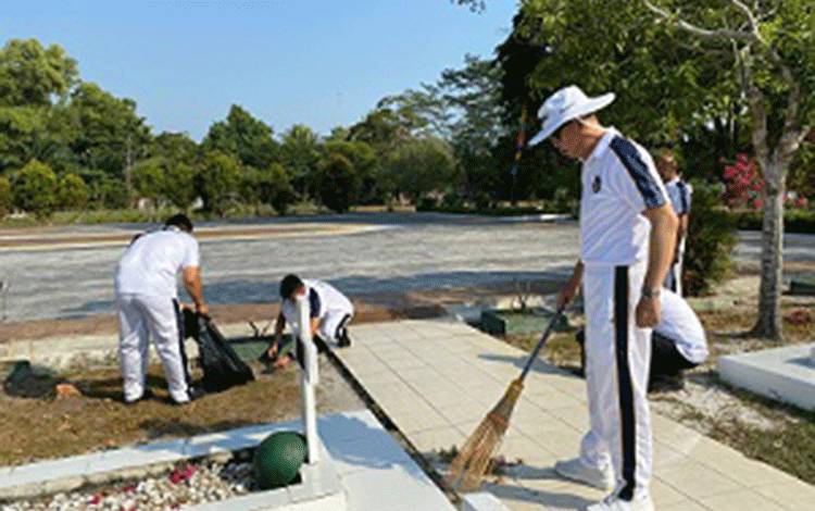 Kanwil Ditjenpas Kalteng Gelar Aksi Bersih Kemerdekaan di Taman Makam Pahlawan Sanaman Lampang