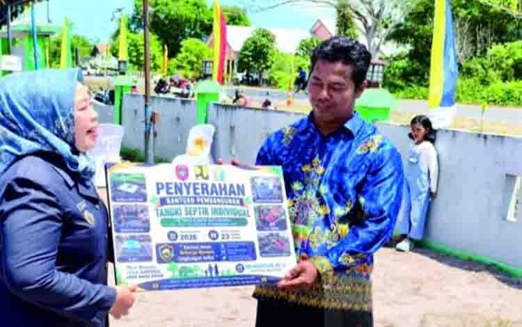 Pemkab Kobar Salurkan Bantuan Pembangunan Tangki Septik
