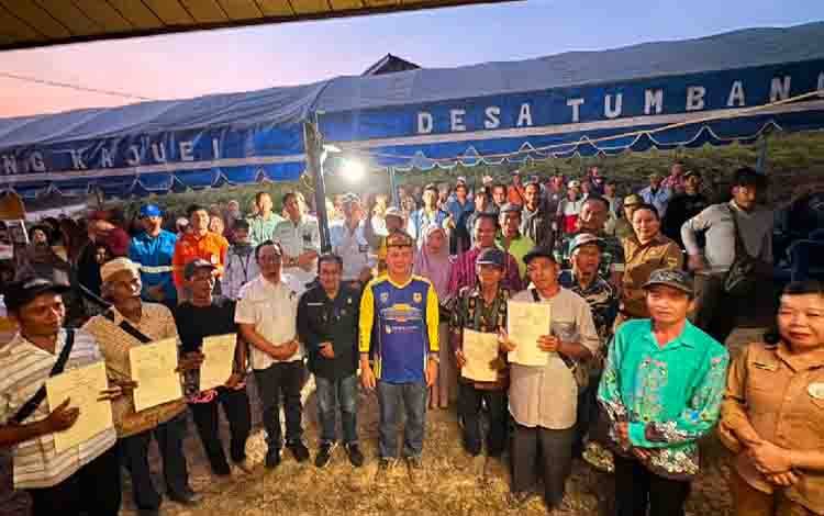 Kantor Pertanahan Gunung Mas Serahkan 151 Sertifikat Lahan Transmigrasi SP-1 Tumbang Jutuh