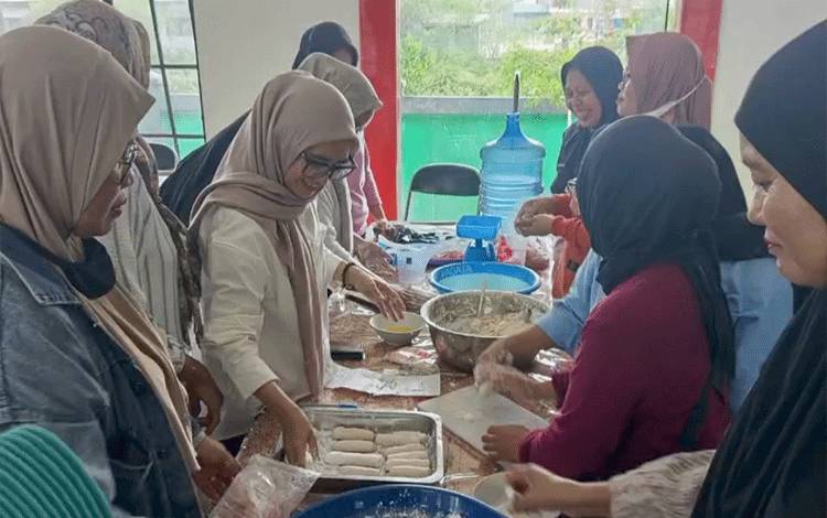 Kelurahan Kalampangan Gelar Pelatihan Pembuatan Pempek dan Amplang