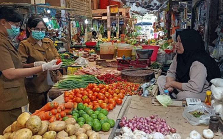 Distanketpang Palangka Raya Ambil dan Uji Sampel Pangan Segar di Pasar Kahayan