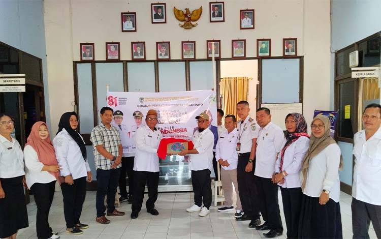 Bendera Merah Putih Dibagikan di Seruyan Hilir, Camat Imbau Warga Semarakkan HUT ke 81 RI