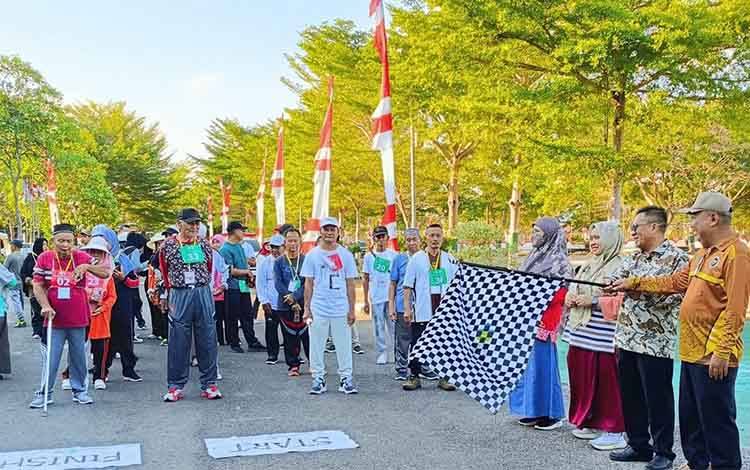 Calon Jemaah Haji Seruyan Jalani Pemeriksaan Kesehatan dan Kebugaran