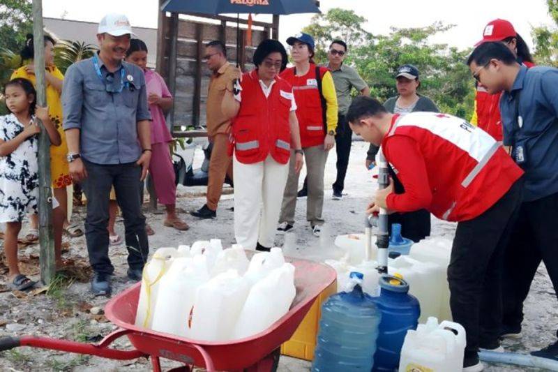 PMI Gunung Mas Salurkan Air Bersih ke Desa Terdampak Kekeringan