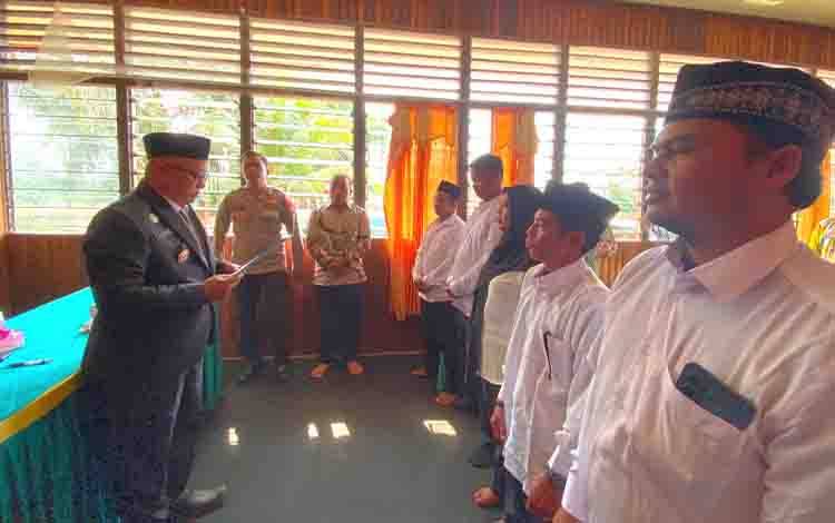 Lantik BPD Kapuk, Camat Mentaya Hulu Tekankan BPD Awasi Pengelolaan Dana Desa