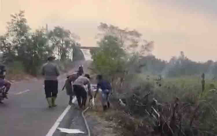 Karhutla Ancam Permukiman, TNI, Polri, dan Warga Bersiaga di Jalan Poros Dadahup
