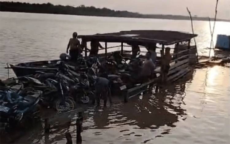 Feri Penyeberangan Manusup Mantangai Kapuas Nyaris Karam, Motor dan Penumpang Dievakuasi