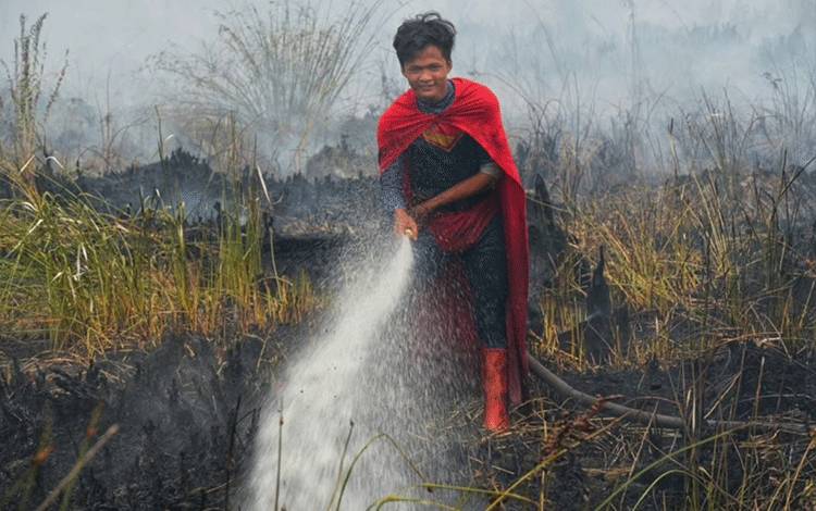 Superman Ikut Padamkan Karhutla di Palangka Raya