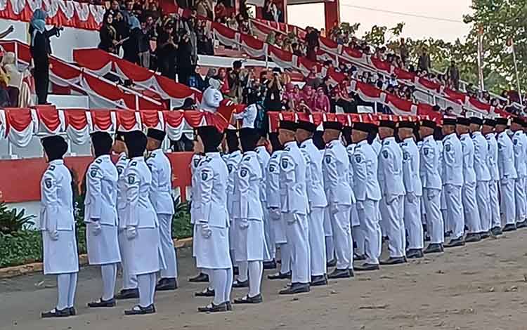 Isak Tangis Warnai Penurunan Bendera HUT ke-81 RI di Kotim