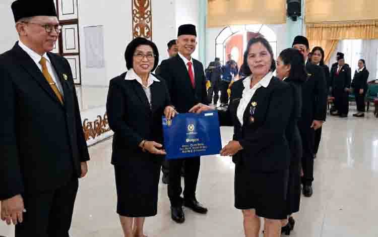 289 PNS Gumas Terima Satyalancana Karya Satya, Bupati Tekankan Disiplin