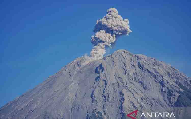 Tiga Gunung Api Aktif di Indonesia Meletus pada Selasa Malam