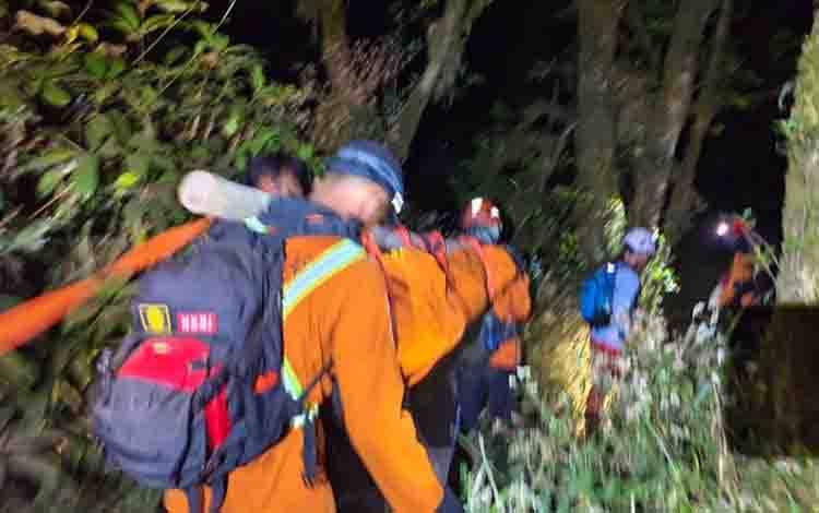Tim SAR Bawa Turun Jenazah Pendaki Terjatuh ke Kawah Gunung Slamet