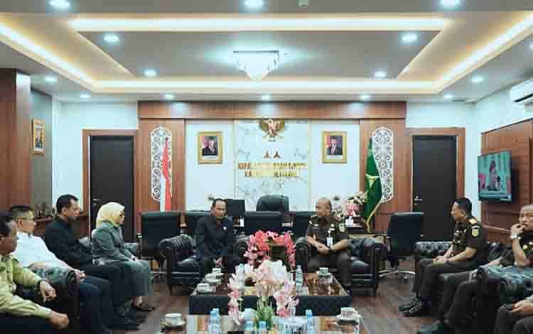 Perkuat Sinergi Lembaga, Pimpinan DPRD Kalteng Kunjungi Kejaksaan Tinggi Kalteng