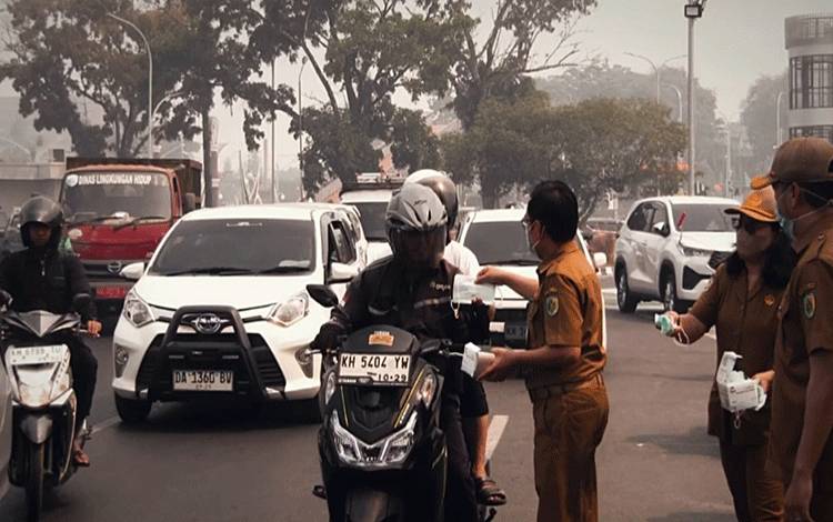Kabut Asap, Dinkes Palangka Raya Bagikan Ratusan Masker