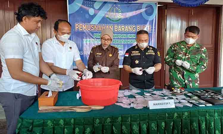 Kejari Kotim Musnahkan Barang Bukti dari 113 Perkara, Narkotika Mendominasi