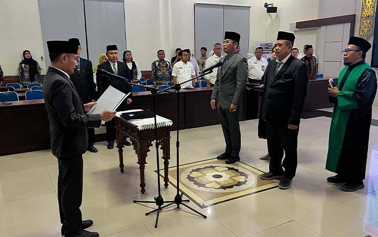 Wali Kota Palangka Raya Lantik Alman Pakpahan dan Sabirin Muhtar