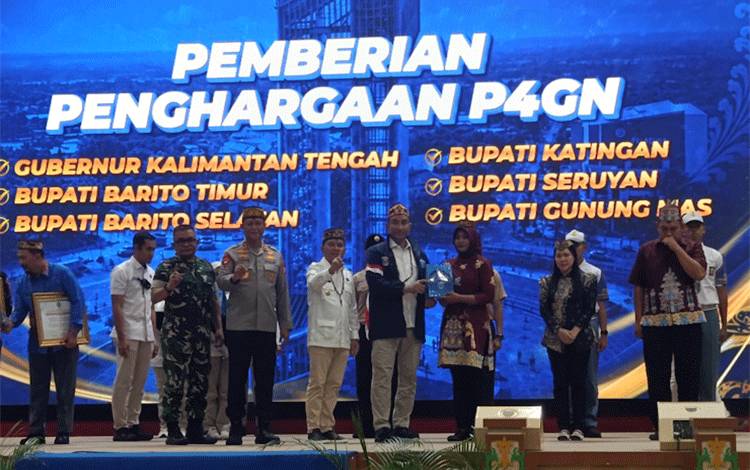 Kepala BNN RI Serahkan Santunan Duka kepada Keluarga Tiga Anggota Satresnarkoba Polres Katingan