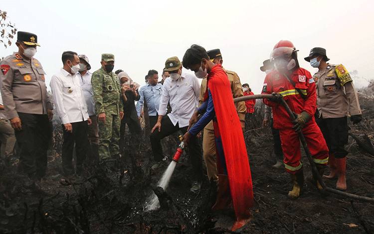 Kunjungan Menteri Kehutanan ke Lokasi Karhutla Kalteng Dinilai Sarat Simbolisme, Belum Terlihat Solusi Struktural
