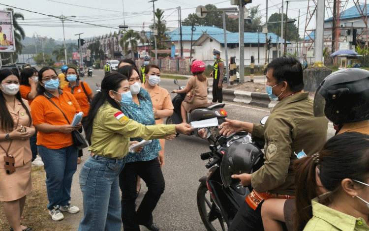 Forum Kabupaten Gunung Mas Sehat Bagi Ribuan Masker untuk Masyarakat
