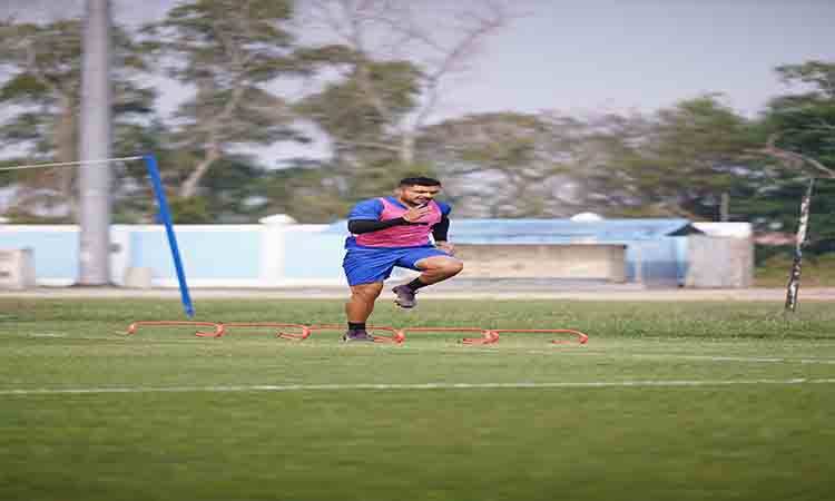 Doa Bersama Mengawali Latihan Perdana Isenmulang Kalteng FC di Stadion Tuah Pahoe