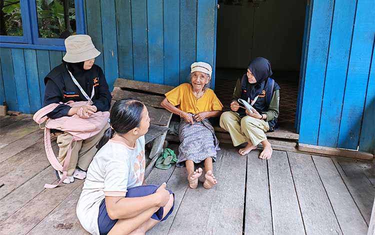 Kisah Lansia Penyadap Karet di Pulang Pisau, Jual Hasil Kebun Harus Mendayung Menyeberangi Sungai