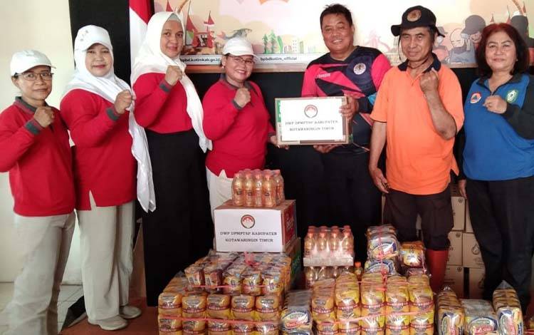 DWP DPMPTSP Kotim Peduli Satgas Karhutla, Salurkan Makanan dan Minuman