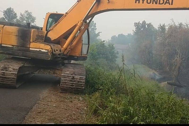 Sumber Air Menipis, Pemko Palangka Raya Kerahkan Ekskavator Tangani Karhutla Petuk Katimpun