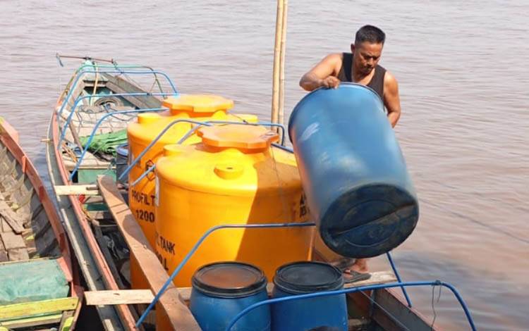 Pemkab Kotim Salurkan 9.000 Liter Air Bersih ke Tiga Desa di Pulau Hanaut